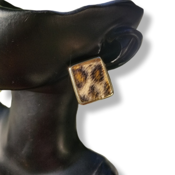 VINTAGE GOLDTONE & CHETTAH PRINT FAUX FUR STATEMENT EARRINGS - Picture 1 of 4